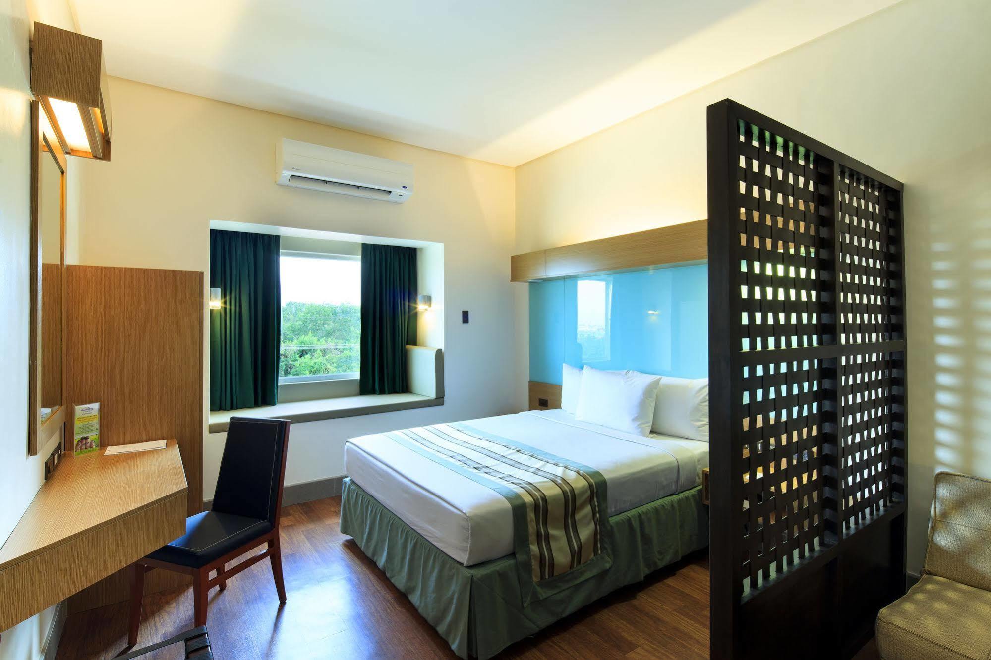 Microtel By Wyndham South Forbes Near Nuvali Santa Rosa  Exterior photo